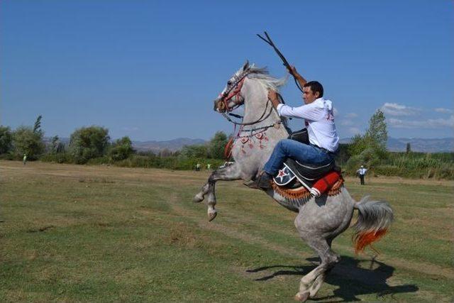 Sındırgı'da Ata Sporu Cirit Büyük Ilgi Gördü