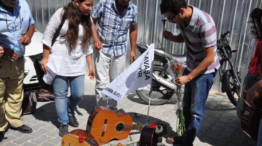 İzmirli M&uuml;zisyenler Reyhanlı'da Patlama Yerine Karanfil Bıraktı