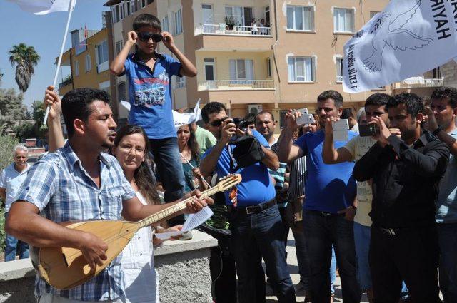 İzmirli M&uuml;zisyenler Reyhanlı da Patlama Yerine Karanfil Bıraktı 1