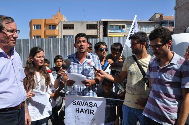 İzmirli M&uuml;zisyenler Reyhanlı da Patlama Yerine Karanfil Bıraktı 2