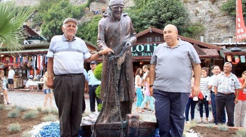 Yaşarken Heykeli Dikildi