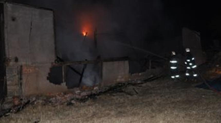 &Ccedil;ankırı'da Yangın: 1 Ev K&uuml;le D&ouml;nd&uuml;