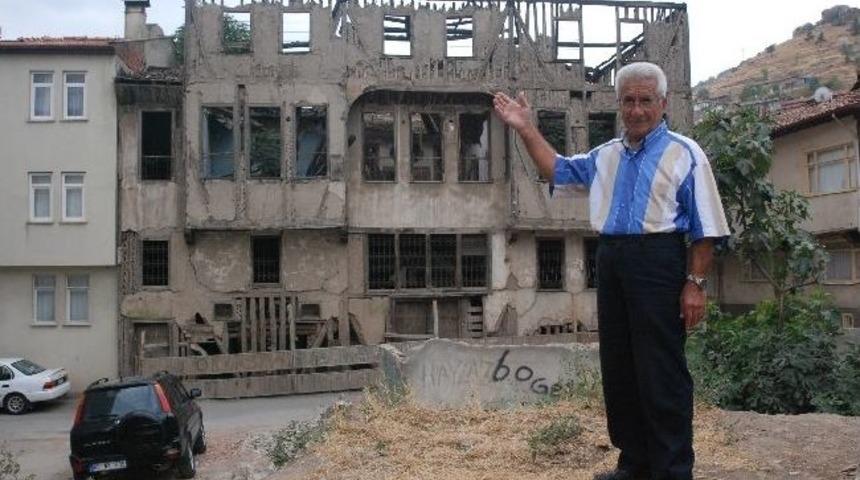 Tarihi &Ouml;zelliğini Kaybeden Ev Tehlike Sa&ccedil;ıyor