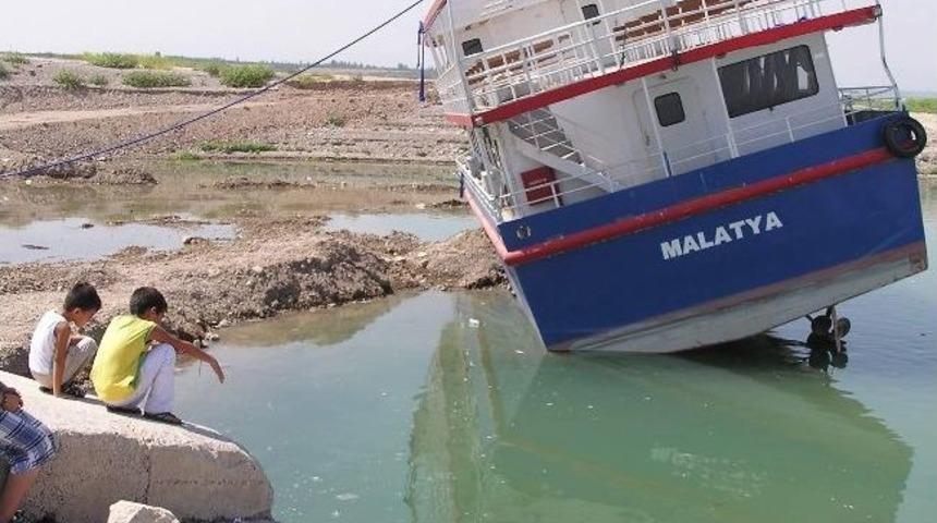 Yan Yatan Geminin Kurtarılması İ&ccedil;in Suyun &Ccedil;ekilmesi Bekleniyor