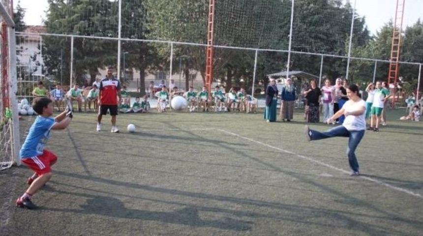 &Ccedil;ivril&rsquo;de Anneler Yeşil Sahada Buluştu