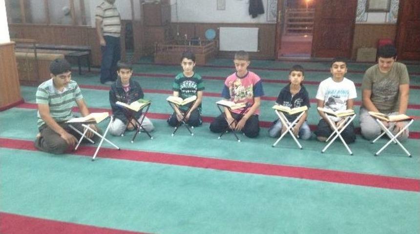 Kur&rsquo;an Kursunu Başarıyla Tamamlayanlara Hediyeler Verildi