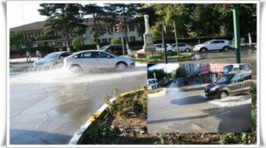 Su Patlağı Caddeyi Nehire &Ccedil;evirdi