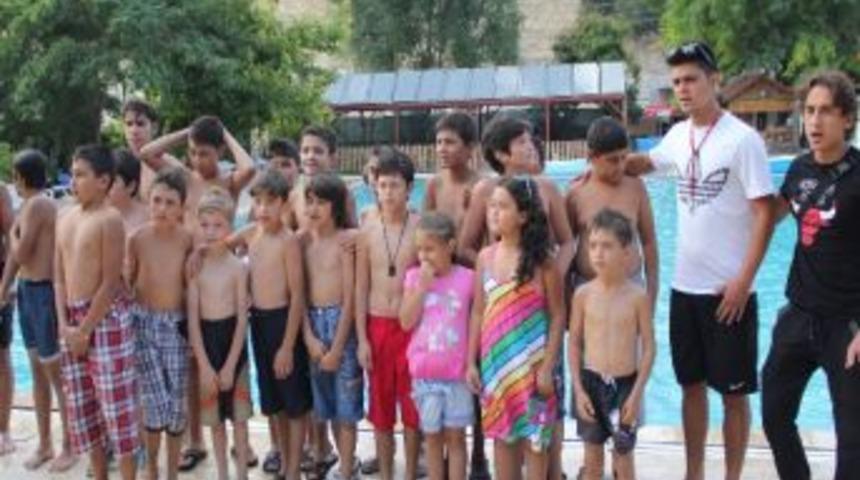 Dinar Belediyesi Y&uuml;zme Kursu Sona Erdi