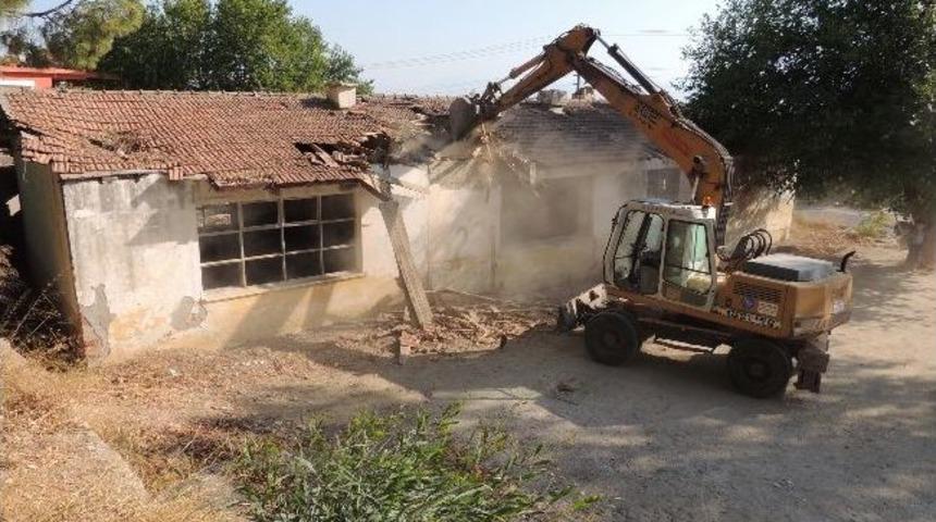 Aksu&rsquo;da Metruk Bina Yıkıldı