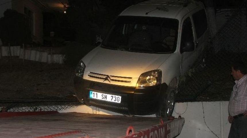 Kontrolden &Ccedil;ıkan Hafif Ticari Ara&ccedil; Fabrika Duvarında Asılı Kaldı