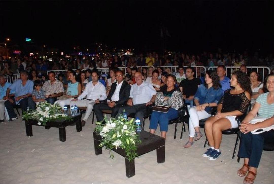 &ldquo;mor Ve &Ouml;tesi&rdquo; Barış İ&ccedil;in Şarkılarını S&ouml;yledi