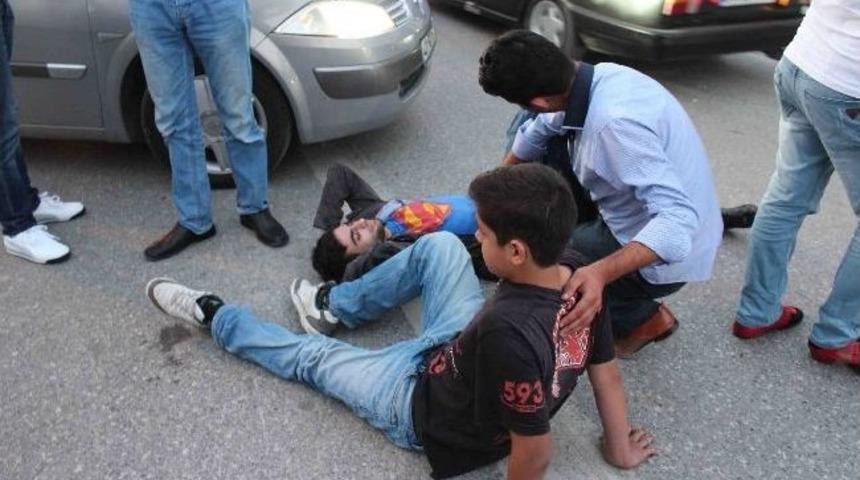 Yola Kontrols&uuml;z &Ccedil;ıkan Araca Motosiklet &Ccedil;arptı: 2 Yaralı