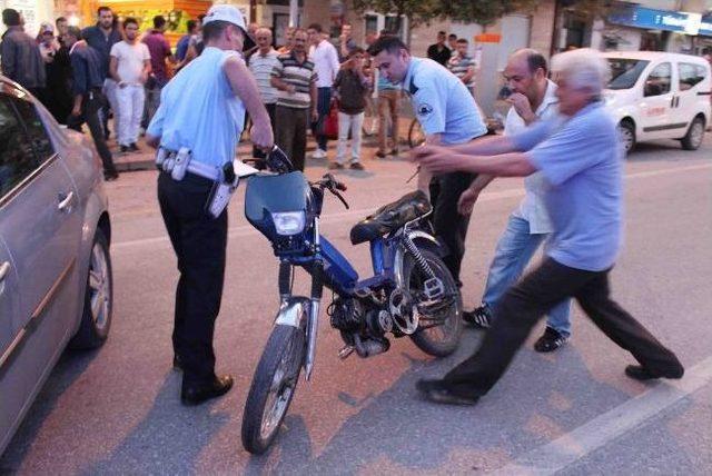 Yola Kontrols&uuml;z &Ccedil;ıkan Araca Motosiklet &Ccedil;arptı: 2 Yaralı 3