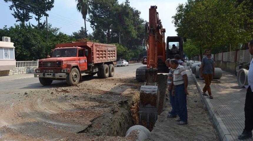 Kozan'da Yağmur Suyu Hattı D&ouml;şeme &Ccedil;alışması