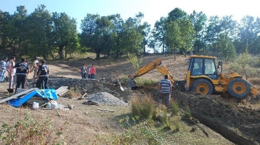 Hayrat &Ccedil;eşmesi İ&ccedil;in Kuyu Kazarken Toprak Altında Kaldılar