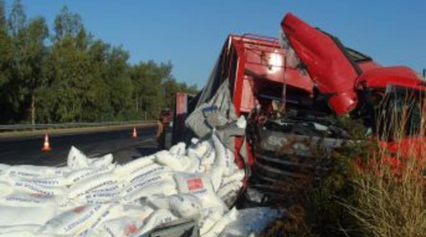 Lastik Değiştirmek I&ccedil;in Duran Kamyona TIR &Ccedil;arptı