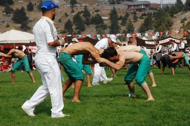 Tarihi Kızıldağ Güreşleri'ne Rekor Katılım