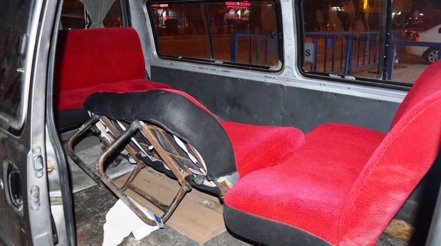 Sigara Ka&ccedil;ak&ccedil;ıcı Kekeleyince Yakayı Ele Verdi.