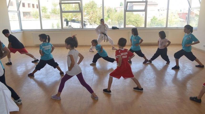 &Uuml;mraniye Belediyesi'nin Yaz Spor Okulu Etkinlikleri Devam Ediyor