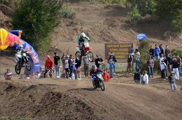 Motokrosçular Kartepe'de Yarıştı