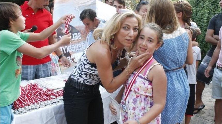 Sel&ccedil;uk'lu Minik Y&uuml;z&uuml;c&uuml;lere Madalya