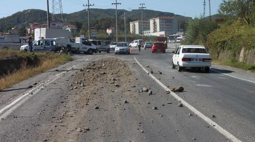 Damperi A&ccedil;ılan Kamyondan D&ouml;k&uuml;len Hafriyat Yolu Kapattı