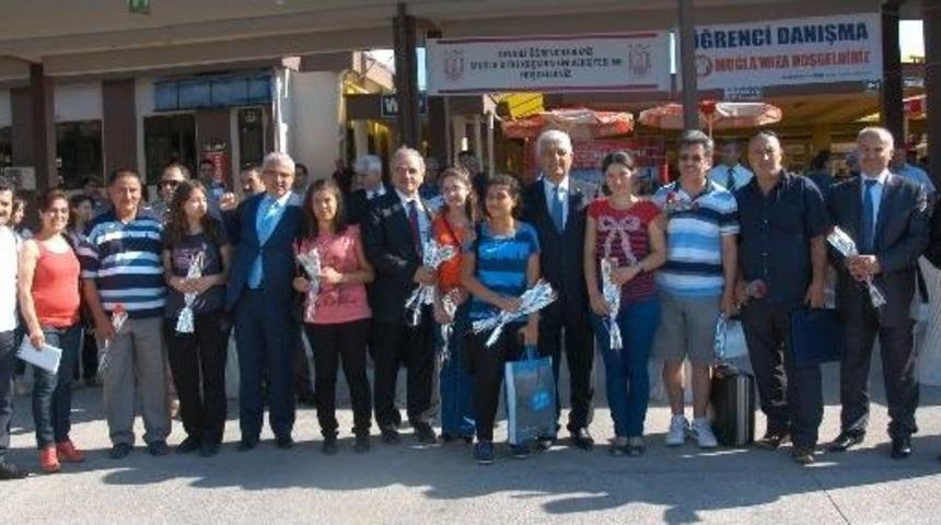 &Ouml;ğrencileri Protokol Karşıladı