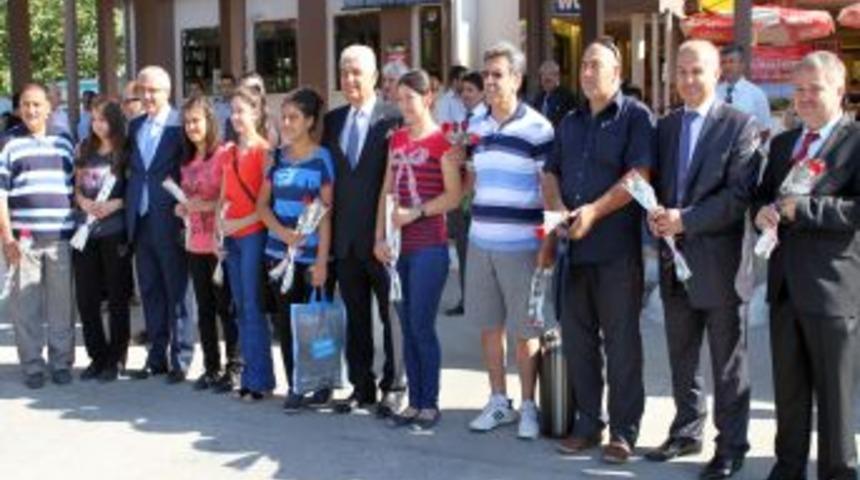 &Ouml;ğrenciler Karanfillerle Karşılandı