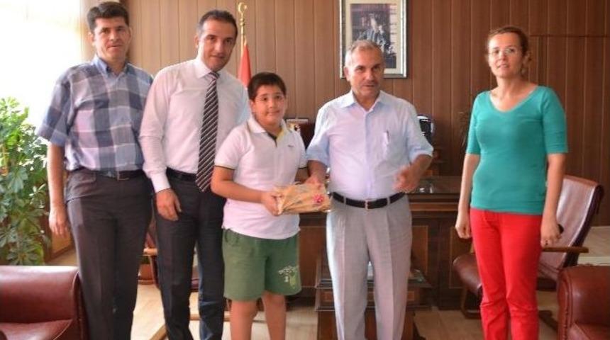 G&uuml;l, D&uuml;nya Satran&ccedil; Şampiyonunu Makamında Kabul Etti