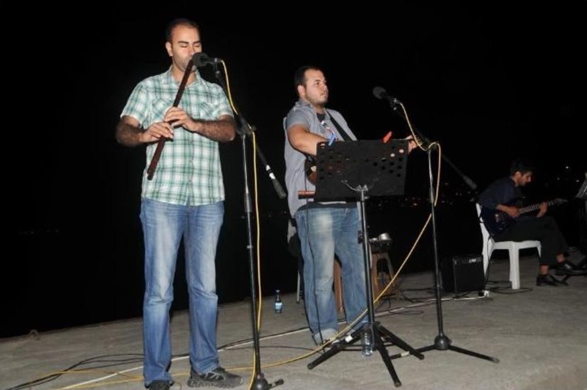 G&uuml;zelbah&ccedil;e'de Barış Ve Dostluk Şarkıları Esti