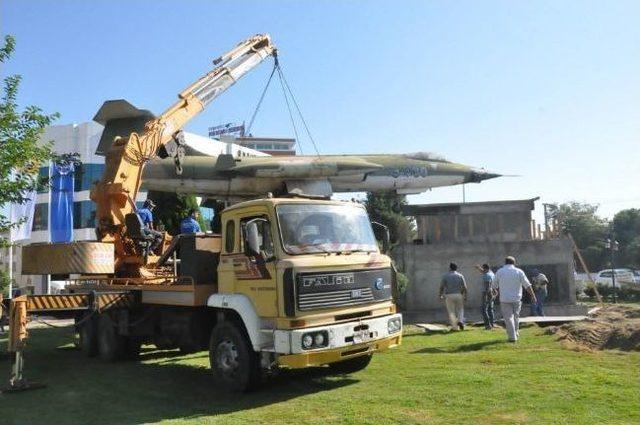 Turgutlu&rsquo;da U&ccedil;ak Anıtı Yerine &Uuml;z&uuml;m Heykeli 1