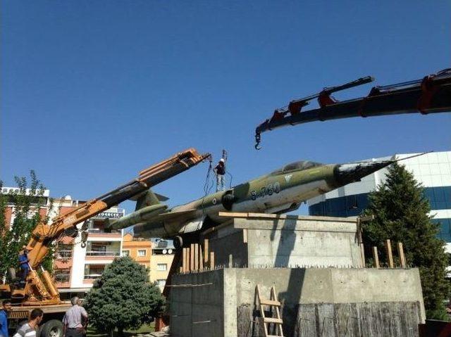 Turgutlu&rsquo;da U&ccedil;ak Anıtı Yerine &Uuml;z&uuml;m Heykeli 2