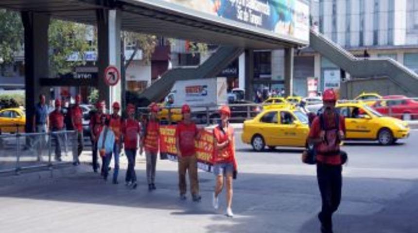 İstanbul'dan Ankara'ya Y&uuml;r&uuml;yen M&uuml;hendisler Bakanlık &Ouml;n&uuml;nde 'baretli' Eylem Yaptı