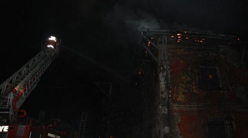 Afyonkarahisar’da Geceyi Aydınlatan Ev Yangını