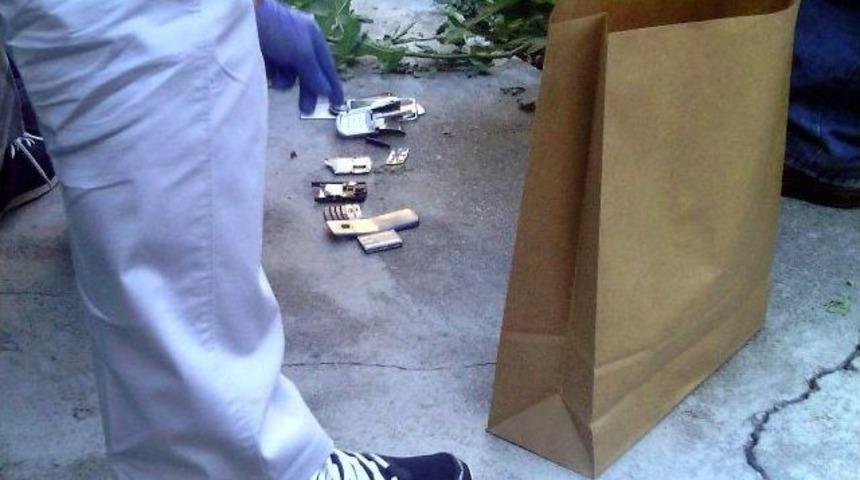 Caminin Bahçesinde Cep Telefonları Bulundu