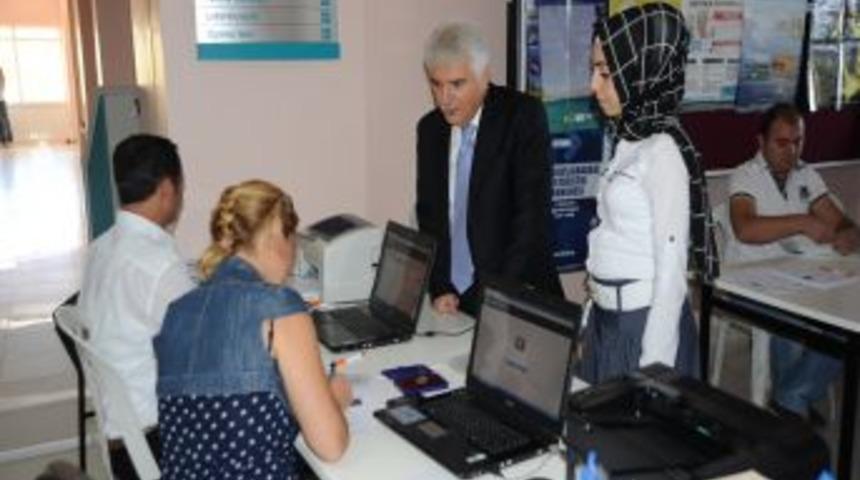 BA&Uuml; Rekt&ouml;r&uuml; Alkan Yeni &Ouml;ğrencilerin Kayıt Heyecanına Ortak Oldu