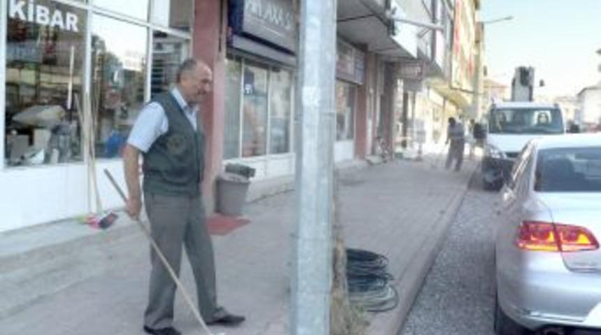 Her Sabah Kendi Işyerinin &Ouml;n&uuml;n&uuml; Temizleyen Esnaflar Il&ccedil;e Halkına &Ouml;rnek Oluyor