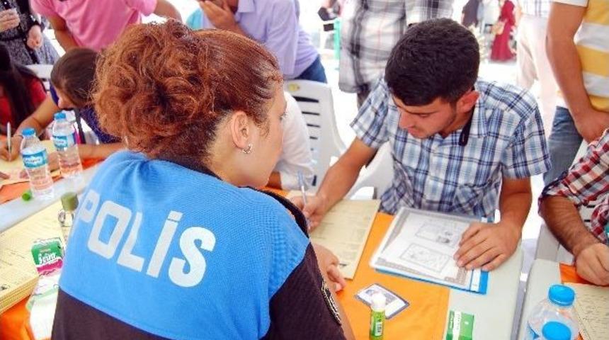 &Uuml;niversiteye Kayıtlarda Polis-&ouml;ğrenci İlişkisi Gelişiyor
