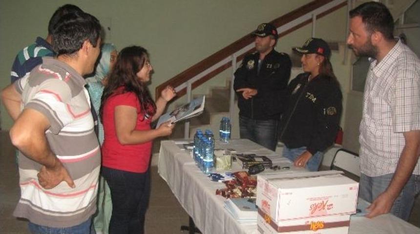 Polisten &Ouml;ğrencilere Broş&uuml;rl&uuml; Uyarı