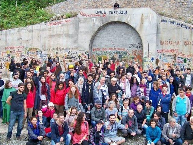 Aktivistler Artvin’de Cerrattepe’yi Boyadı