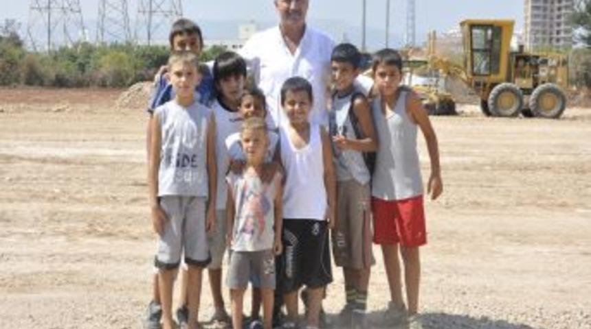 Toroslar Belediyesi Akbelen Mahallesi'ne Yeni Semt Sahası Yapıyor