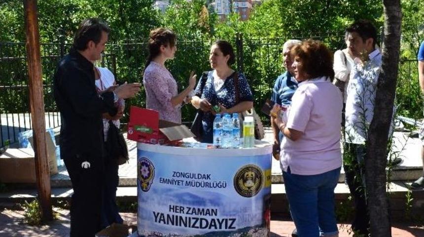 Polisten, &Ouml;ğrencilere &ldquo;dost Eli&rdquo; Standı