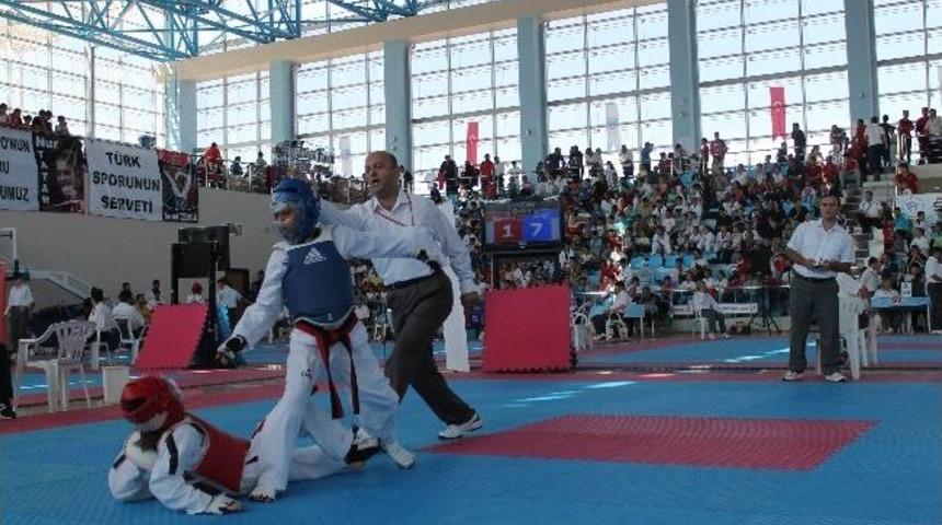 Minikler T&uuml;rkiye Tekvando Şampiyonası Karaman&rsquo;da Başladı