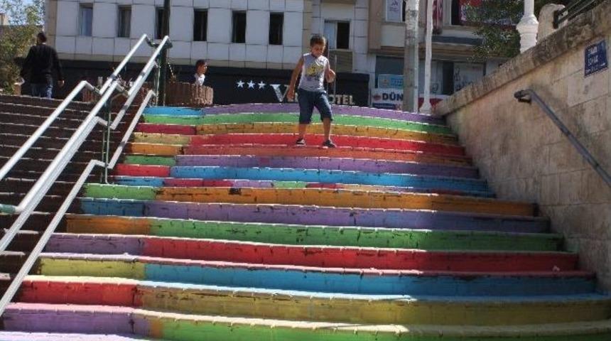 Gaziantep&rsquo;te De Merdivenler G&ouml;kkuşağı Rengine Boyandı