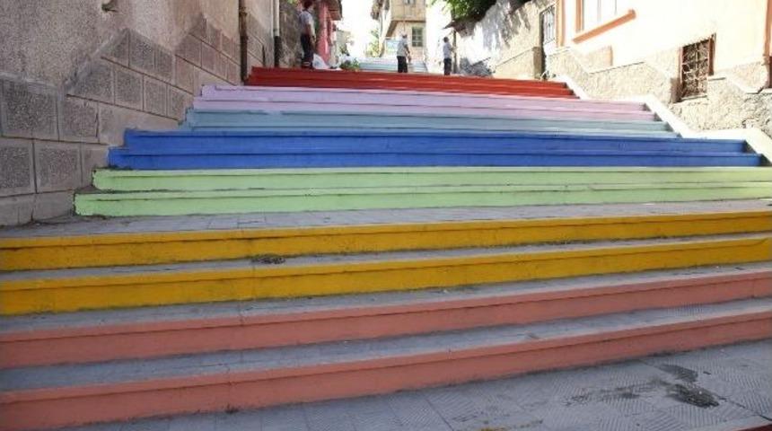 Odunpazarı'nda Merdivenler G&ouml;kkuşağına Boyanıyor