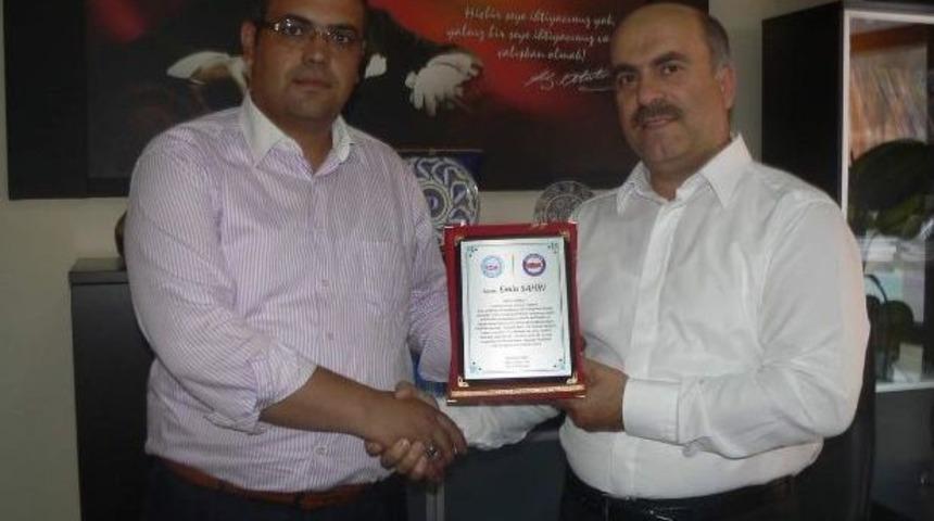 B&uuml;ro Memur Sen'den Boz&uuml;y&uuml;k Sgk M&uuml;d&uuml;r&uuml; Şahin'e Teşekk&uuml;r Plaketi