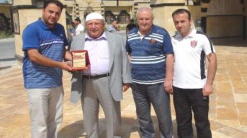 Sarayspordan İşadamı Şahin&rsquo;e Teşekk&uuml;r Plaketi