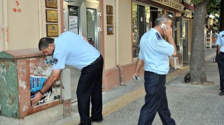 Zabıta İzinsiz Asılan Afiş Ve İlanlara G&ouml;z A&ccedil;tırmıyor