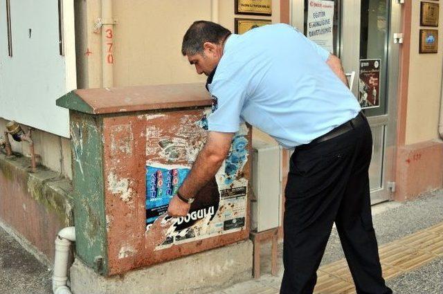 Zabıta İzinsiz Asılan Afiş Ve İlanlara G&ouml;z A&ccedil;tırmıyor 1