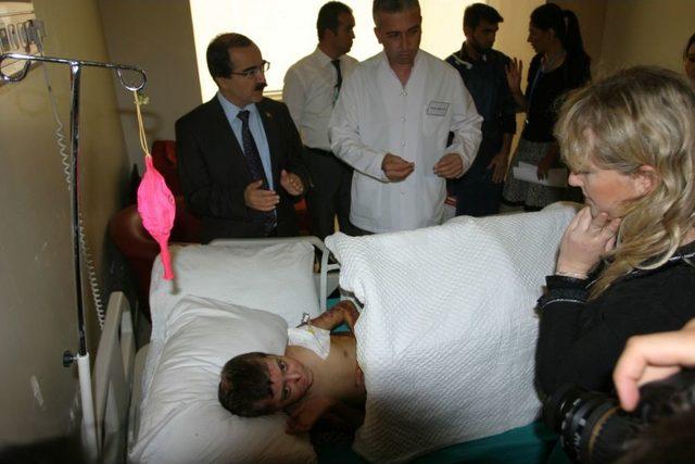 Savaşta Yaralanan Suriyeli &Ccedil;ocuklar, Vali Ve Eşini Duygulandırdı 2